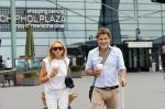 Schiphol 17 augustus 2020
Toine v Peperstraten arriveert na zijn vakantie met zijn vriendin Renate Bommer op schiphol