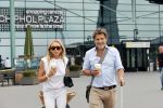 Schiphol 17 augustus 2020
Toine v Peperstraten arriveert na zijn vakantie met zijn vriendin Renate Bommer op schiphol
