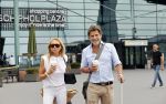 Schiphol 17 augustus 2020
Toine v Peperstraten arriveert na zijn vakantie met zijn vriendin Renate Bommer op schiphol