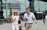 Schiphol 17 augustus 2020
Toine v Peperstraten arriveert na zijn vakantie met zijn vriendin Renate Bommer op schiphol