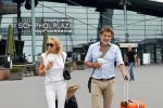 Schiphol 17 augustus 2020
Toine v Peperstraten arriveert na zijn vakantie met zijn vriendin Renate Bommer op schiphol