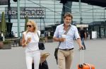 Schiphol 17 augustus 2020
Toine v Peperstraten arriveert na zijn vakantie met zijn vriendin Renate Bommer op schiphol