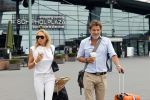 Schiphol 17 augustus 2020
Toine v Peperstraten arriveert na zijn vakantie met zijn vriendin Renate Bommer op schiphol