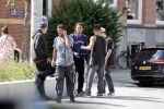 Amsterdam 28 juli 2020
Guy Pierce staat bij straatdansers in amsterdam zuid te kijken en te filmen