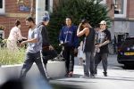 Amsterdam 28 juli 2020
Guy Pierce staat bij straatdansers in amsterdam zuid te kijken en te filmen