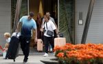 Schiphol Mijdrecht 25 juli 2022
Andre Hazes zijn zoontje Andre jr en ex Monique Westenberg arriveren op schiphol na een vakantie naar Thailand . Ze worden bij het VIP Cenrum opgehaald door Djarno en Diego Hofland die Andre naar het huis van zijn moeder Rachel in Mijdrecht brengen. Monique en Andre Jr gaan met chauffeur naar Berkel en Rodenrijs.