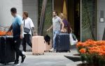 Schiphol Mijdrecht 25 juli 2022
Andre Hazes zijn zoontje Andre jr en ex Monique Westenberg arriveren op schiphol na een vakantie naar Thailand . Ze worden bij het VIP Cenrum opgehaald door Djarno en Diego Hofland die Andre naar het huis van zijn moeder Rachel in Mijdrecht brengen. Monique en Andre Jr gaan met chauffeur naar Berkel en Rodenrijs.