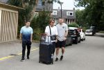 Schiphol Mijdrecht 25 juli 2022
Andre Hazes zijn zoontje Andre jr en ex Monique Westenberg arriveren op schiphol na een vakantie naar Thailand . Ze worden bij het VIP Cenrum opgehaald door Djarno en Diego Hofland die Andre naar het huis van zijn moeder Rachel in Mijdrecht brengen. Monique en Andre Jr gaan met chauffeur naar Berkel en Rodenrijs.