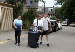 Schiphol Mijdrecht 25 juli 2022
Andre Hazes zijn zoontje Andre jr en ex Monique Westenberg arriveren op schiphol na een vakantie naar Thailand . Ze worden bij het VIP Cenrum opgehaald door Djarno en Diego Hofland die Andre naar het huis van zijn moeder Rachel in Mijdrecht brengen. Monique en Andre Jr gaan met chauffeur naar Berkel en Rodenrijs.