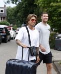 Schiphol Mijdrecht 25 juli 2022
Andre Hazes zijn zoontje Andre jr en ex Monique Westenberg arriveren op schiphol na een vakantie naar Thailand . Ze worden bij het VIP Cenrum opgehaald door Djarno en Diego Hofland die Andre naar het huis van zijn moeder Rachel in Mijdrecht brengen. Monique en Andre Jr gaan met chauffeur naar Berkel en Rodenrijs.