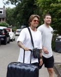 Schiphol Mijdrecht 25 juli 2022
Andre Hazes zijn zoontje Andre jr en ex Monique Westenberg arriveren op schiphol na een vakantie naar Thailand . Ze worden bij het VIP Cenrum opgehaald door Djarno en Diego Hofland die Andre naar het huis van zijn moeder Rachel in Mijdrecht brengen. Monique en Andre Jr gaan met chauffeur naar Berkel en Rodenrijs.