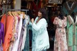 Volendam 21 juli 2022
Frank Masmeijer en zijn vriendin Anita Oostingh bij haar winkel Boetiek  de kans In Volendam .