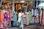 Volendam 21 juli 2022
Frank Masmeijer en zijn vriendin Anita Oostingh bij haar winkel Boetiek  de kans In Volendam .