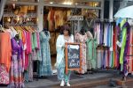 Volendam 21 juli 2022
Frank Masmeijer en zijn vriendin Anita Oostingh bij haar winkel Boetiek  de kans In Volendam .
