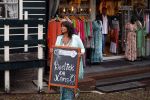 Volendam 21 juli 2022
Frank Masmeijer en zijn vriendin Anita Oostingh bij haar winkel Boetiek  de kans In Volendam .