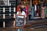 Volendam 21 juli 2022
Frank Masmeijer en zijn vriendin Anita Oostingh bij haar winkel Boetiek  de kans In Volendam .