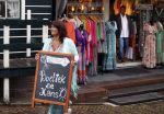 Volendam 21 juli 2022
Frank Masmeijer en zijn vriendin Anita Oostingh bij haar winkel Boetiek  de kans In Volendam .