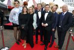 Amsterdam 25 juni 2022
Het damdiner tbv het aidsfonds wordt voor de 30e keer georganiseerd . Het vind dit jaar plaats in AFAS Live. Eva Jinek kwam met Peter v d Vorst en Bob Sikkes. Miljuschka Witzenhausen Robert ten Brink en Robert ten Brink