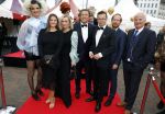 Amsterdam 25 juni 2022
Het damdiner tbv het aidsfonds wordt voor de 30e keer georganiseerd . Het vind dit jaar plaats in AFAS Live. Eva Jinek kwam met Peter v d Vorst en Bob Sikkes. Miljuschka Witzenhausen Robert ten Brink en Robert ten Brink