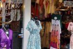 Volendam 21 juli 2022
Frank Masmeijer en zijn vriendin Anita Oostingh bij haar winkel Boetiek  de kans In Volendam .