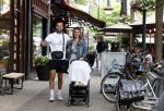 Amsterdam 26 juli 2022
Dave Roelvink met zijn vriendin Jazzlyn achter de kinderwagen met daarin hun zoon Dean in Amsterdam zuid.