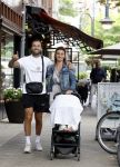 Amsterdam 26 juli 2022
Dave Roelvink met zijn vriendin Jazzlyn achter de kinderwagen met daarin hun zoon Dean in Amsterdam zuid.