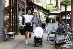 Amsterdam 26 juli 2022
Dave Roelvink met zijn vriendin Jazzlyn achter de kinderwagen met daarin hun zoon Dean in Amsterdam zuid.