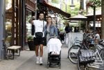 Amsterdam 26 juli 2022
Dave Roelvink met zijn vriendin Jazzlyn achter de kinderwagen met daarin hun zoon Dean in Amsterdam zuid.