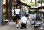 Amsterdam 26 juli 2022
Dave Roelvink met zijn vriendin Jazzlyn achter de kinderwagen met daarin hun zoon Dean in Amsterdam zuid.