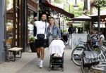 Amsterdam 26 juli 2022
Dave Roelvink met zijn vriendin Jazzlyn achter de kinderwagen met daarin hun zoon Dean in Amsterdam zuid.