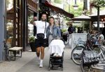 Amsterdam 26 juli 2022
Dave Roelvink met zijn vriendin Jazzlyn achter de kinderwagen met daarin hun zoon Dean in Amsterdam zuid.