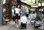 Amsterdam 26 juli 2022
Dave Roelvink met zijn vriendin Jazzlyn achter de kinderwagen met daarin hun zoon Dean in Amsterdam zuid.