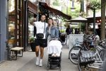 Amsterdam 26 juli 2022
Dave Roelvink met zijn vriendin Jazzlyn achter de kinderwagen met daarin hun zoon Dean in Amsterdam zuid.