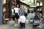 Amsterdam 26 juli 2022
Dave Roelvink met zijn vriendin Jazzlyn achter de kinderwagen met daarin hun zoon Dean in Amsterdam zuid.