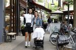Amsterdam 26 juli 2022
Dave Roelvink met zijn vriendin Jazzlyn achter de kinderwagen met daarin hun zoon Dean in Amsterdam zuid.