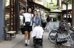 Amsterdam 26 juli 2022
Dave Roelvink met zijn vriendin Jazzlyn achter de kinderwagen met daarin hun zoon Dean in Amsterdam zuid.