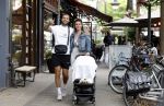Amsterdam 26 juli 2022
Dave Roelvink met zijn vriendin Jazzlyn achter de kinderwagen met daarin hun zoon Dean in Amsterdam zuid.