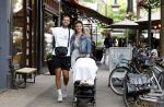 Amsterdam 26 juli 2022
Dave Roelvink met zijn vriendin Jazzlyn achter de kinderwagen met daarin hun zoon Dean in Amsterdam zuid.