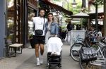Amsterdam 26 juli 2022
Dave Roelvink met zijn vriendin Jazzlyn achter de kinderwagen met daarin hun zoon Dean in Amsterdam zuid.