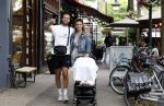 Amsterdam 26 juli 2022
Dave Roelvink met zijn vriendin Jazzlyn achter de kinderwagen met daarin hun zoon Dean in Amsterdam zuid.