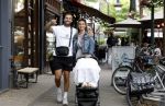 Amsterdam 26 juli 2022
Dave Roelvink met zijn vriendin Jazzlyn achter de kinderwagen met daarin hun zoon Dean in Amsterdam zuid.