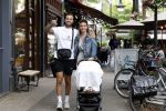 Amsterdam 26 juli 2022
Dave Roelvink met zijn vriendin Jazzlyn achter de kinderwagen met daarin hun zoon Dean in Amsterdam zuid.