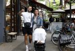 Amsterdam 26 juli 2022
Dave Roelvink met zijn vriendin Jazzlyn achter de kinderwagen met daarin hun zoon Dean in Amsterdam zuid.