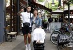 Amsterdam 26 juli 2022
Dave Roelvink met zijn vriendin Jazzlyn achter de kinderwagen met daarin hun zoon Dean in Amsterdam zuid.