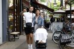 Amsterdam 26 juli 2022
Dave Roelvink met zijn vriendin Jazzlyn achter de kinderwagen met daarin hun zoon Dean in Amsterdam zuid.