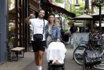 Amsterdam 26 juli 2022
Dave Roelvink met zijn vriendin Jazzlyn achter de kinderwagen met daarin hun zoon Dean in Amsterdam zuid.