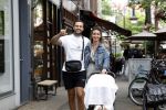 Amsterdam 26 juli 2022
Dave Roelvink met zijn vriendin Jazzlyn achter de kinderwagen met daarin hun zoon Dean in Amsterdam zuid.
