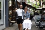Amsterdam 26 juli 2022
Dave Roelvink met zijn vriendin Jazzlyn achter de kinderwagen met daarin hun zoon Dean in Amsterdam zuid.