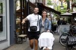 Amsterdam 26 juli 2022
Dave Roelvink met zijn vriendin Jazzlyn achter de kinderwagen met daarin hun zoon Dean in Amsterdam zuid.
