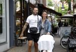 Amsterdam 26 juli 2022
Dave Roelvink met zijn vriendin Jazzlyn achter de kinderwagen met daarin hun zoon Dean in Amsterdam zuid.